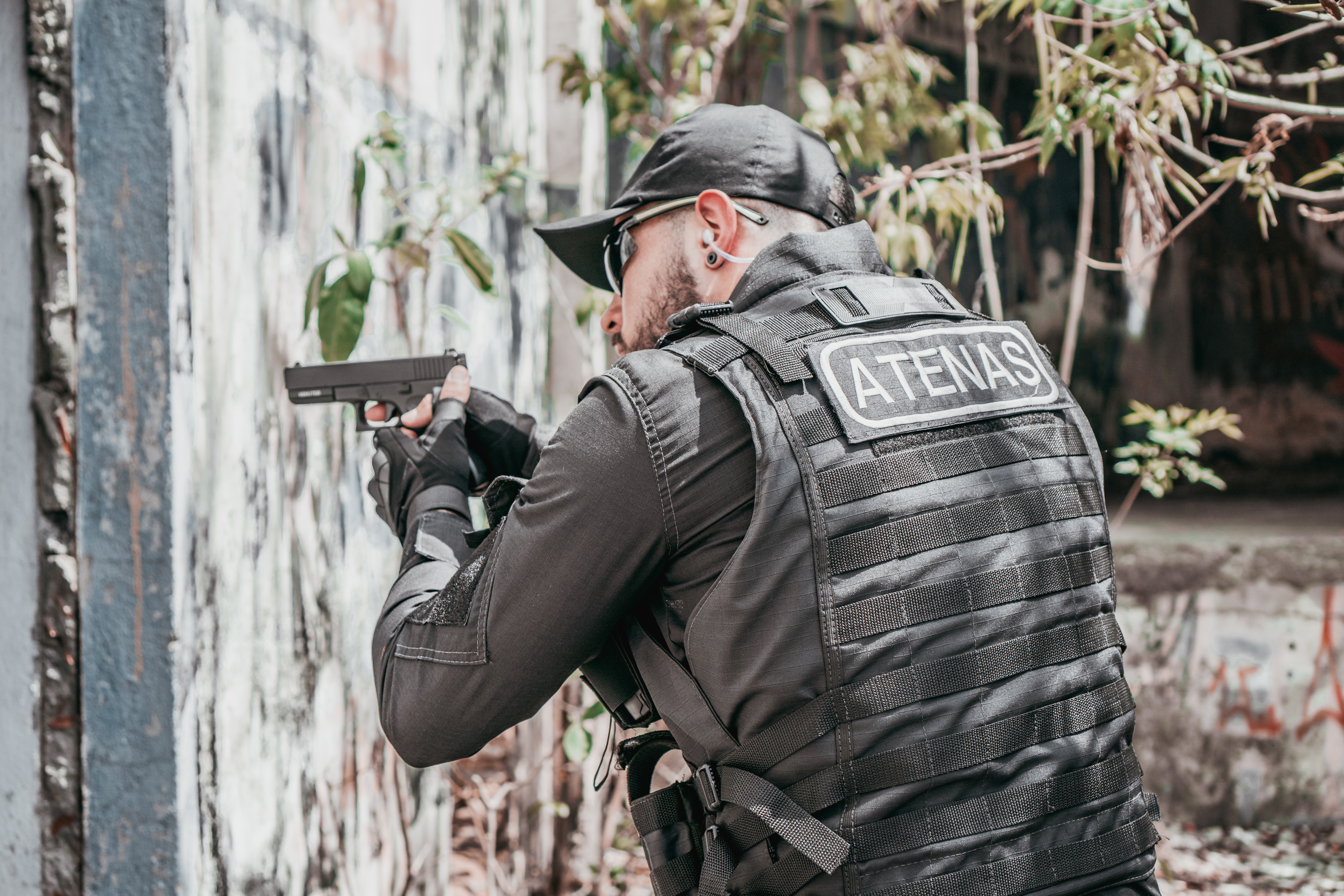 Operador equipado com capa de colete Atenas em campo